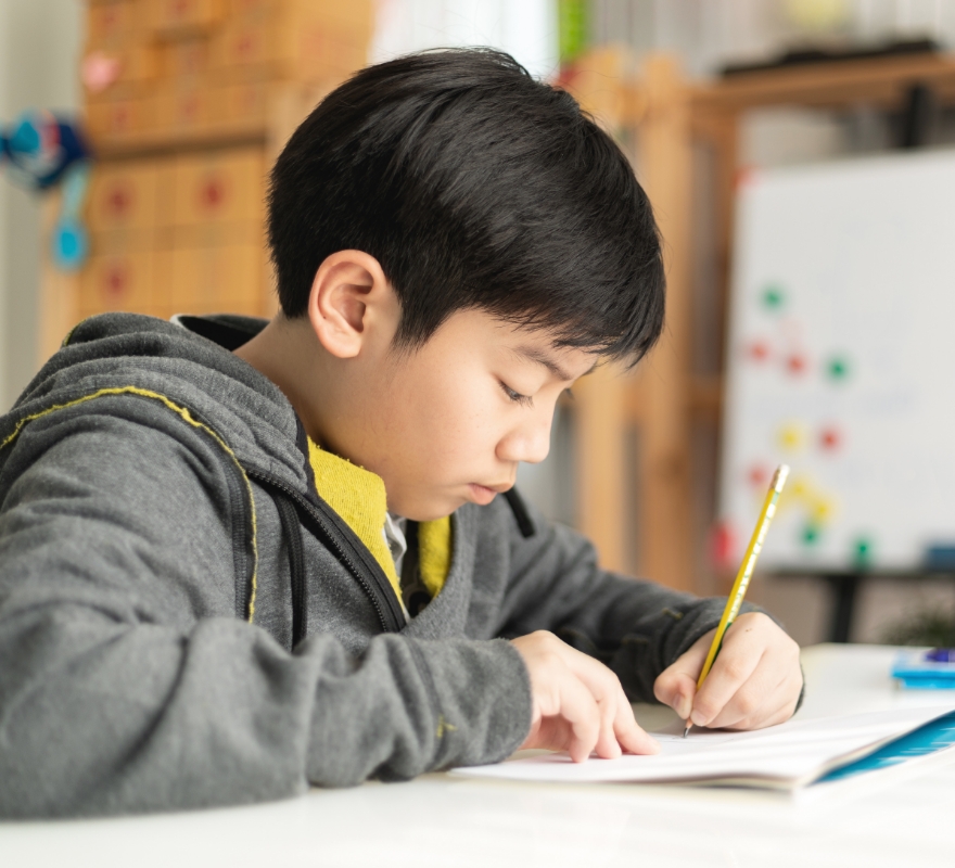勉強する男の子
