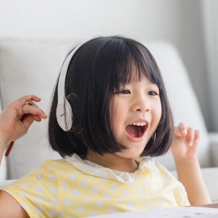 オンラインレッスンを受ける女の子